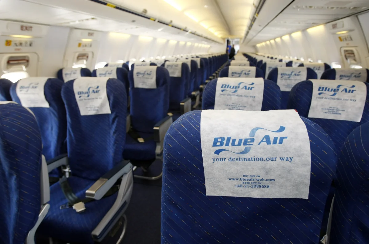 Însoțitori de zbor din Iași, angajați la Blue Air, concediați după ce au fost angajați