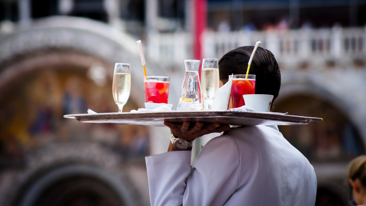 Joburi pe litoralul românesc cu salarii uriașe. Hotelurile caută personal