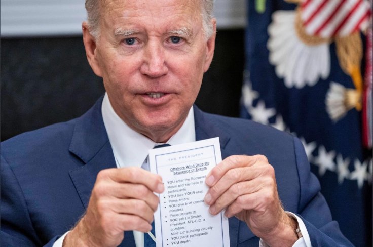 Joe Biden, surprins cu ghidul de evitare a gafelor. Preşedintele SUA urmează întocmai listă: „Luați loc” – FOTO, VIDEO