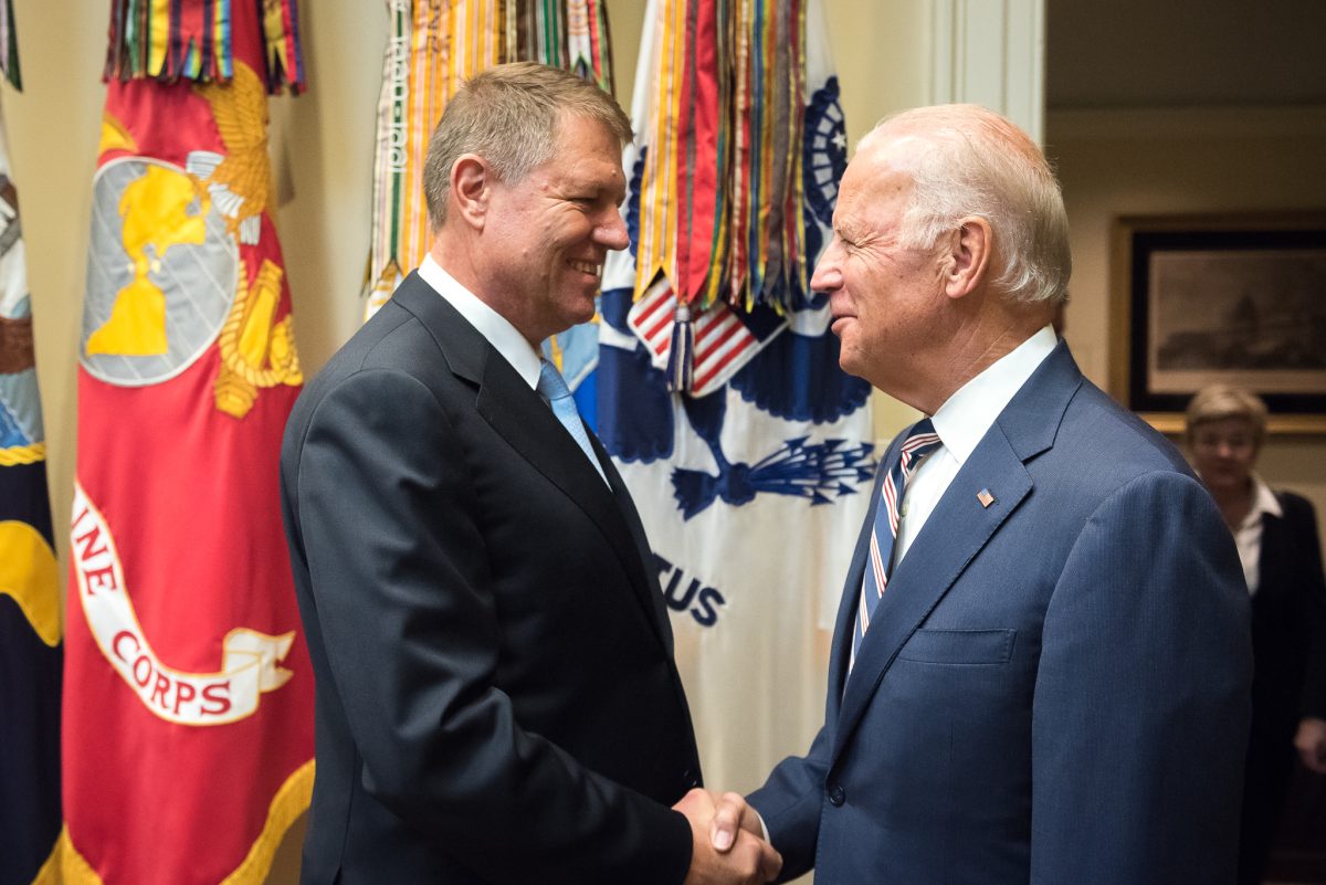 Joe Biden laudă România pentru creşterea cheltuielilor militare