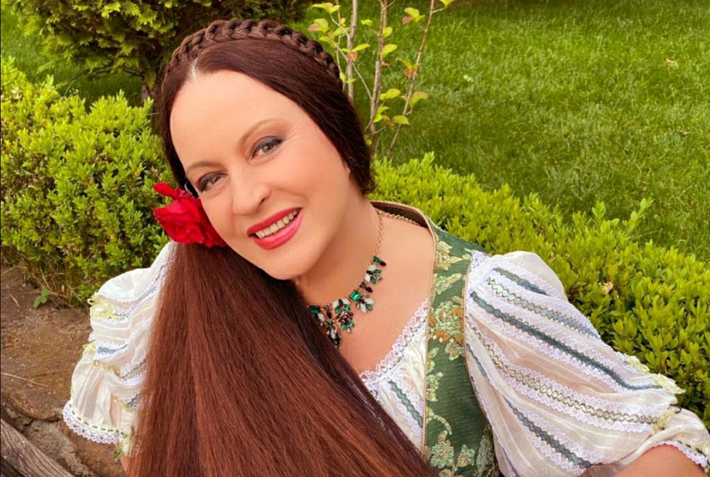 Maria Dragomiroiu a povestit ce face cu părul, după ce îl tunde. Artista nu se abate de la acest obicei neobișnuit