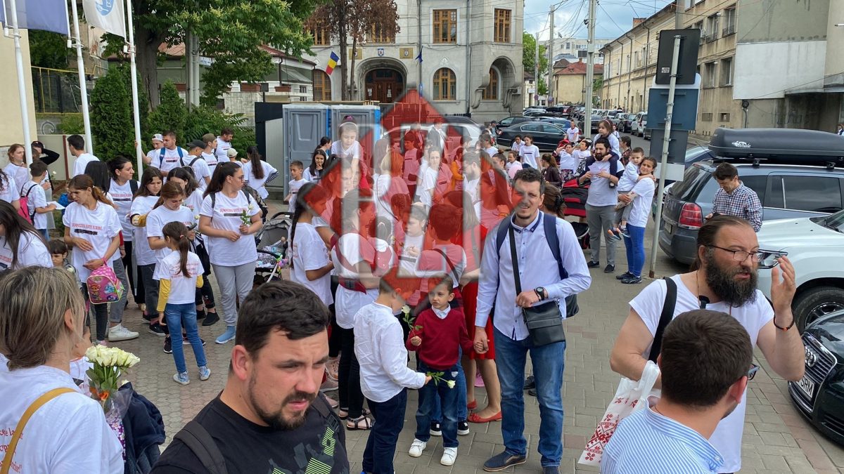 Marș LGBTQ pe străzile din Iași! Scandal între membrii comunității și zeci de protestatari în zona centrală – GALERIE FOTO