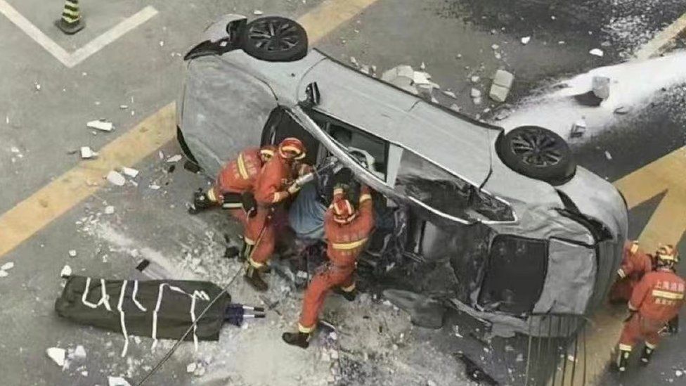 Două persoane au murit după ce o mașină electrică Nio a căzut de la etajul 3 al unei clădiri din Shanghai