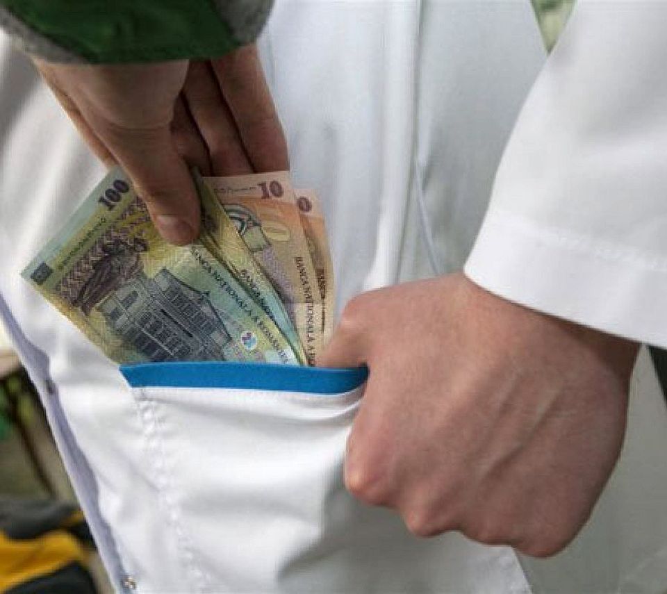 Medic din Timişoara prins în flagrant și acuzat de luare de mită