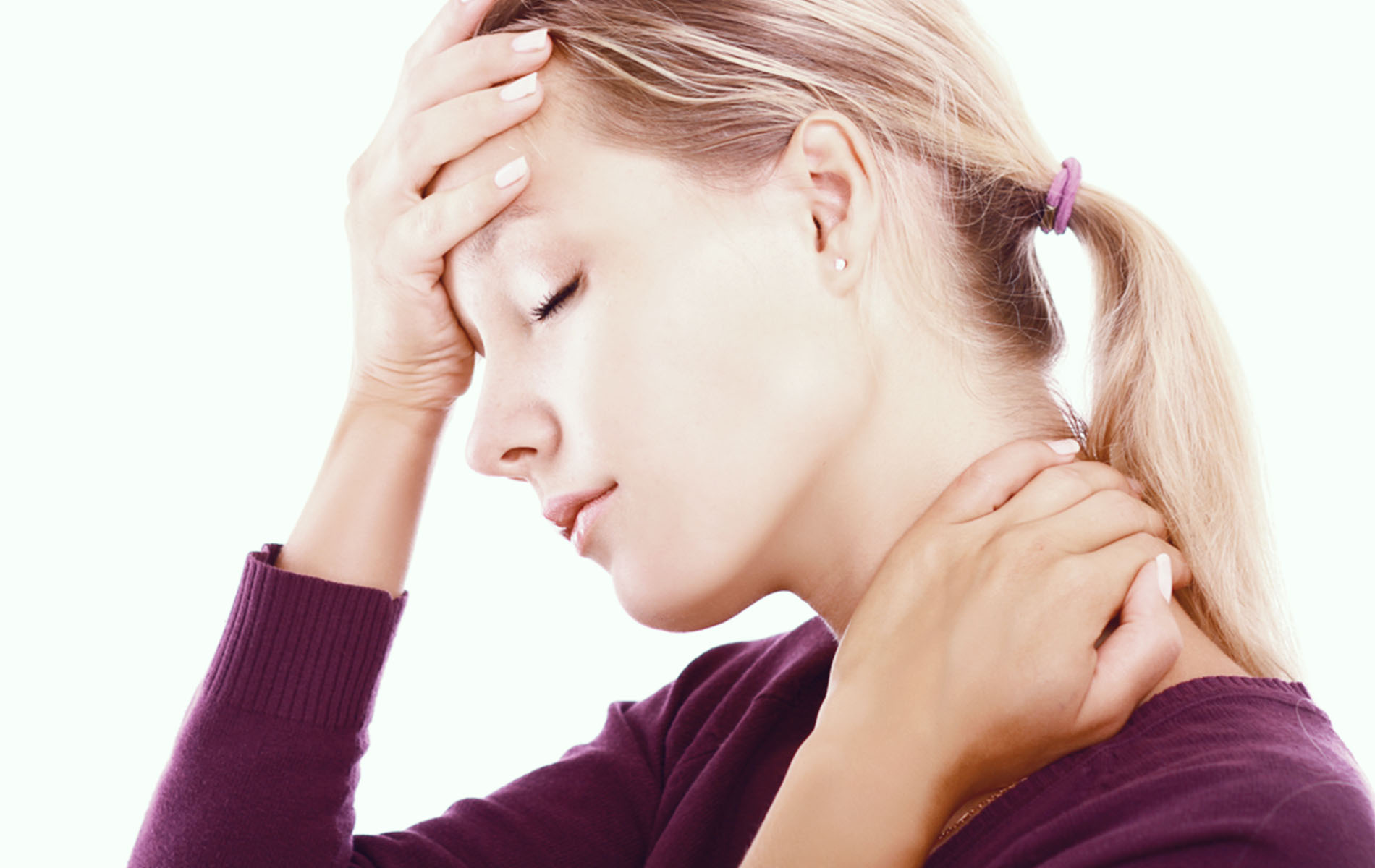 femeie care se tine de cap si de gat din cauza migrenei
