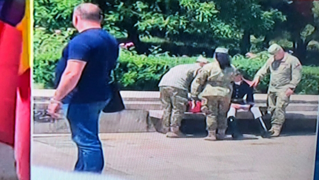 Incident în București. Un militar a leșinat de Ziua Eroilor, cu puțin timp înainte de discursul lui Klaus Iohannis