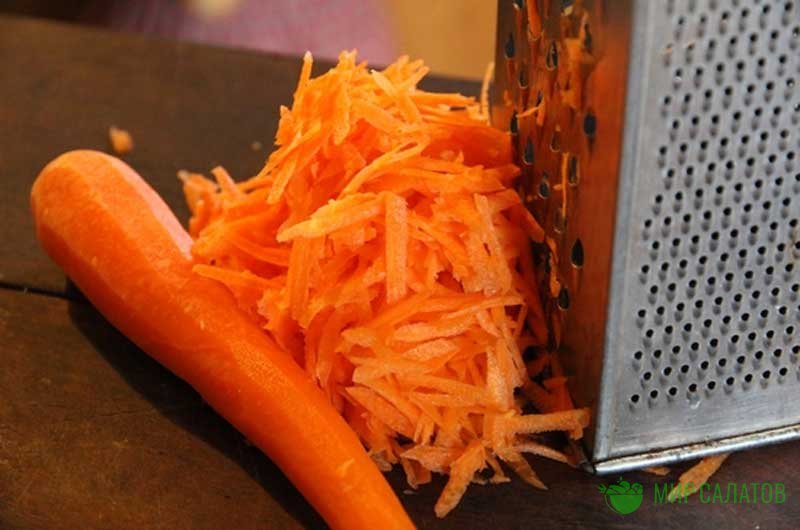 grated carrots on the table