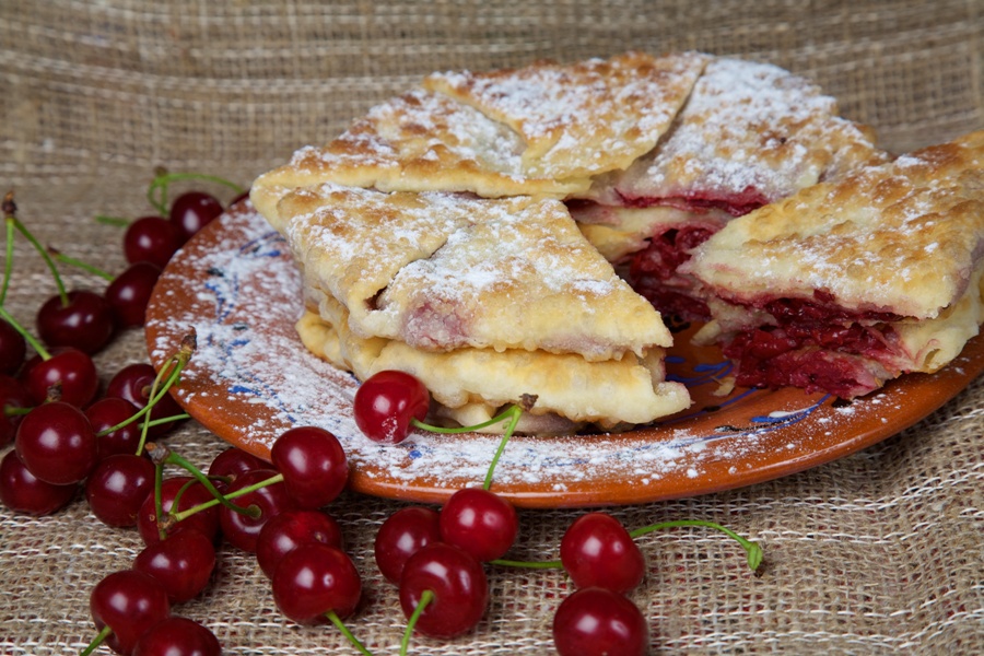 Plăcintă cu vișine, gustoasă și ușor de făcut. Trucuri simple pentru un desert irezistibil