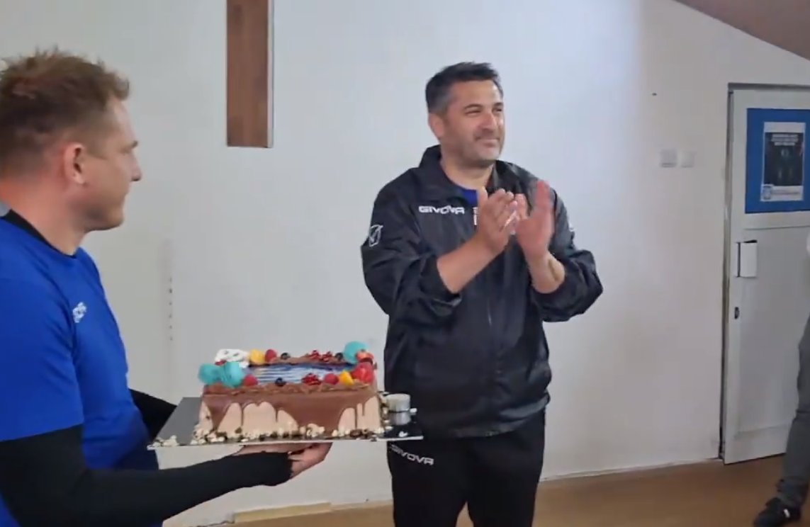 Antrenorul Politehnicii Iaşi, Claudiu Niculescu, a împlinit vârsta de 46 de ani. Cum a fost a surprins de echipă – VIDEO