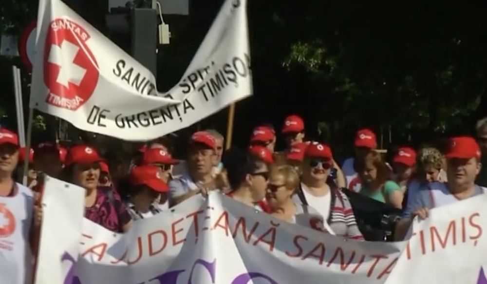 Protest de amploare în Piața Victoriei. Peste 10.000 de angajați din sistemul medical ies în stradă