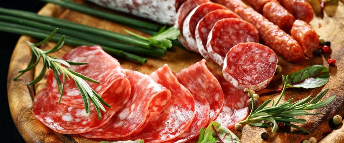 Românii vor întâmpina noi scumpiri. Preţul la carne şi mezeluri ar putea să se dubleze