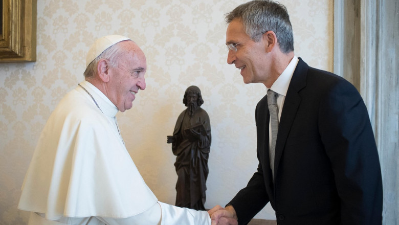 Papa Francisc a spus că războiul din Ucraina „poate a fost provocat”. Şeful NATO i-a răspuns