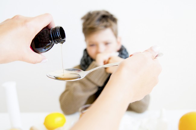 Cum prepari un sirop pentru tusea productivă și cea seacă a copiilor? Află de ce ingrediente ai nevoie