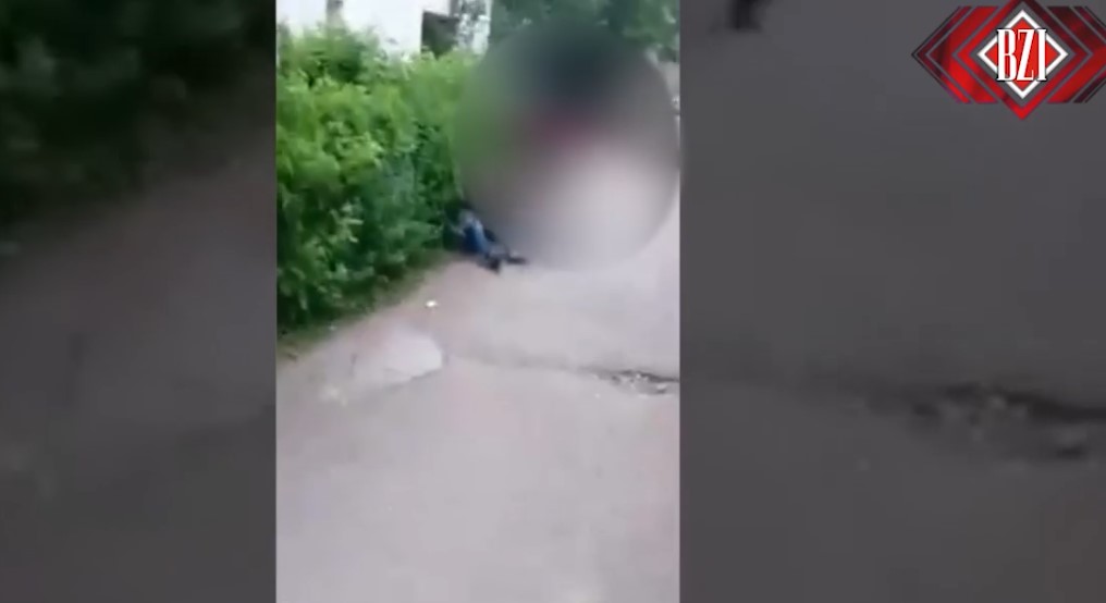 Un bărbat din Vaslui snopește în bătaie un bătrân: ” Nu mai pot, nu mai pot ” – VIDEO