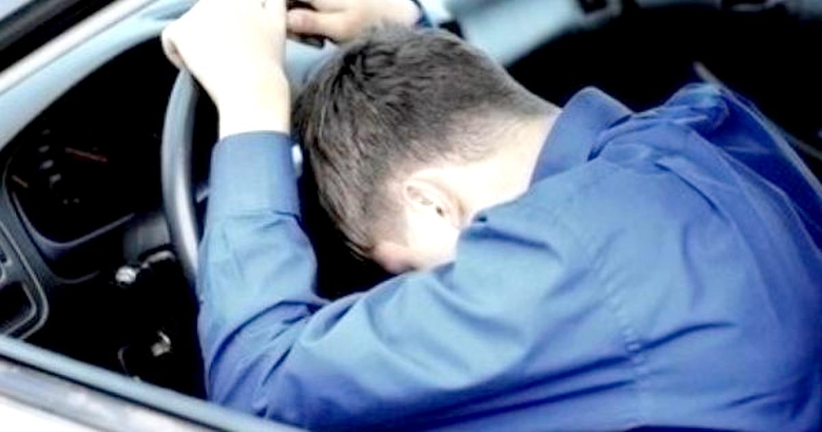Un tânăr in vârstă de 15 ani, drogat, s-a răsturnat cu mașina furată de la tatăl său