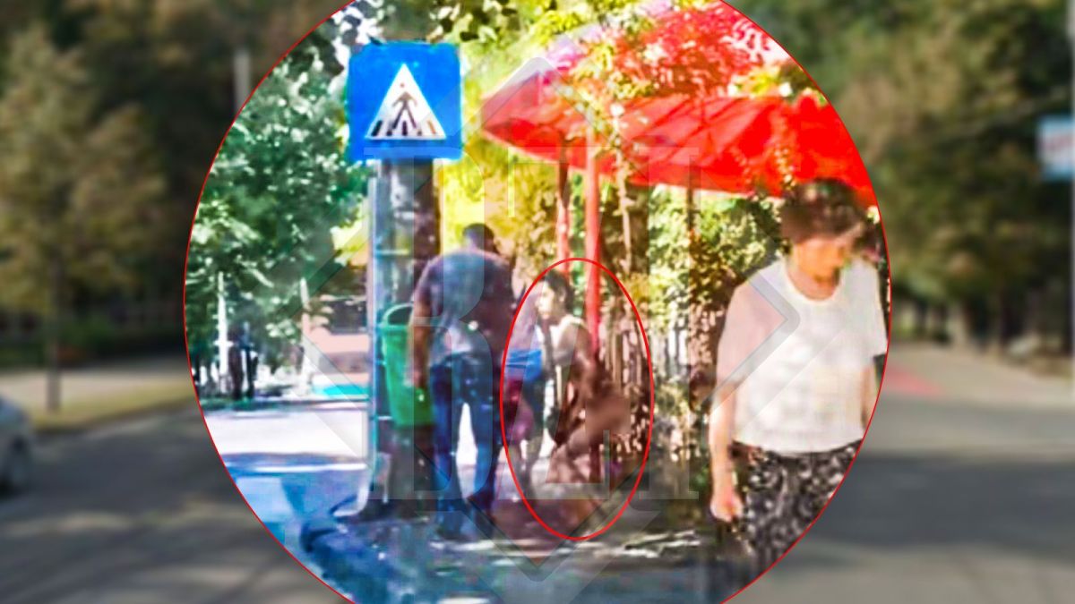 Imaginile zilei! O tânără și-a dat lenjeria intimă jos, apoi și-a făcut nevoile în plină zi pe trotuar în Copou – FOTO