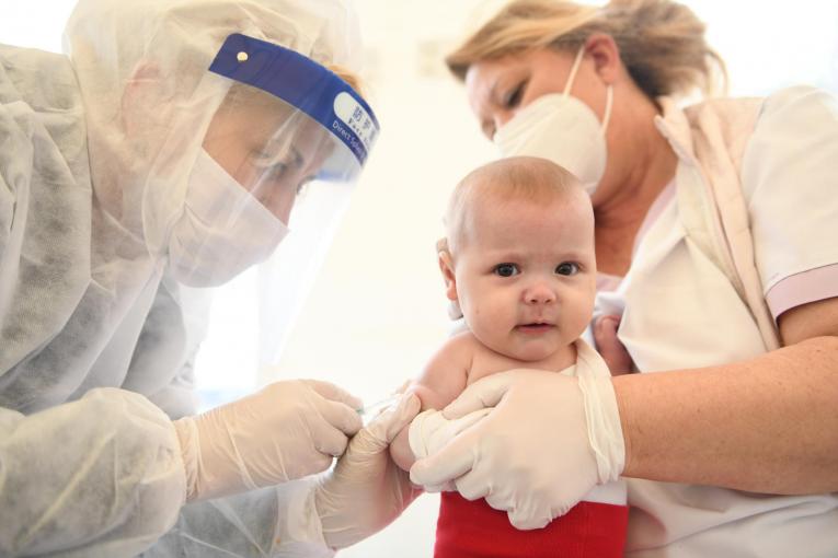Vaccinurile anti-COVID-19 pentru copiii de 6 luni, susținute de FDA