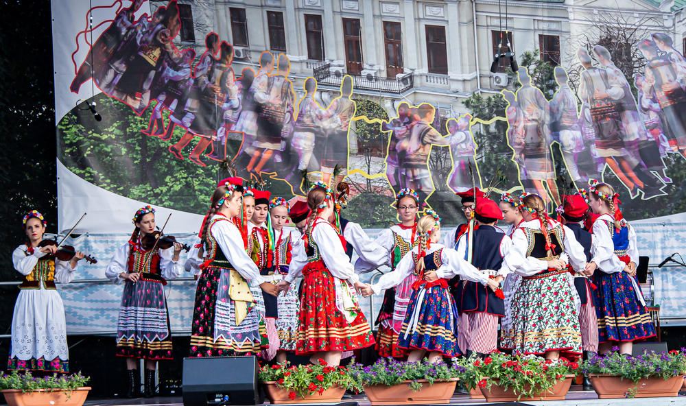 Peste 500 de participanți, la Festivalul internațional „Cătălina” și concert al trupei Direcția 5, la Palas