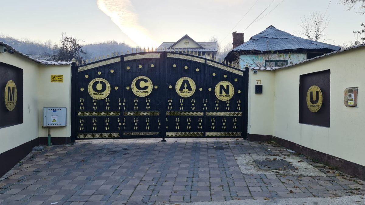 Percheziţii la locuinţa lui Dani Mocanu. Manelistul ar fi ameninţat un tânăr cu un cuţit
