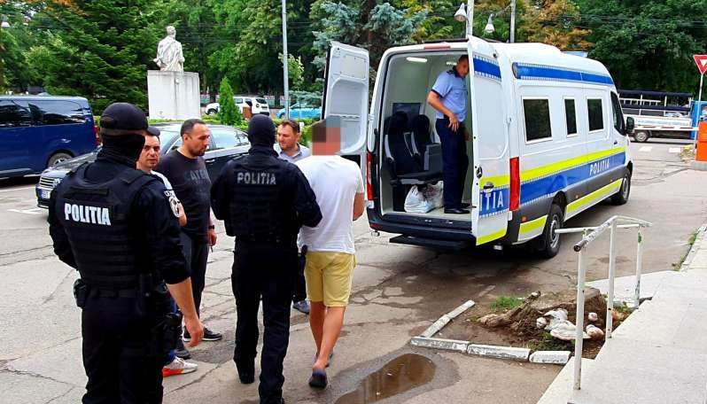 Nouă persoane au fost reţinute, iar alte trei au fost plasate sub control judiciar în urma unui scandal în plină stradă în Botoșani – FOTO, VIDEO