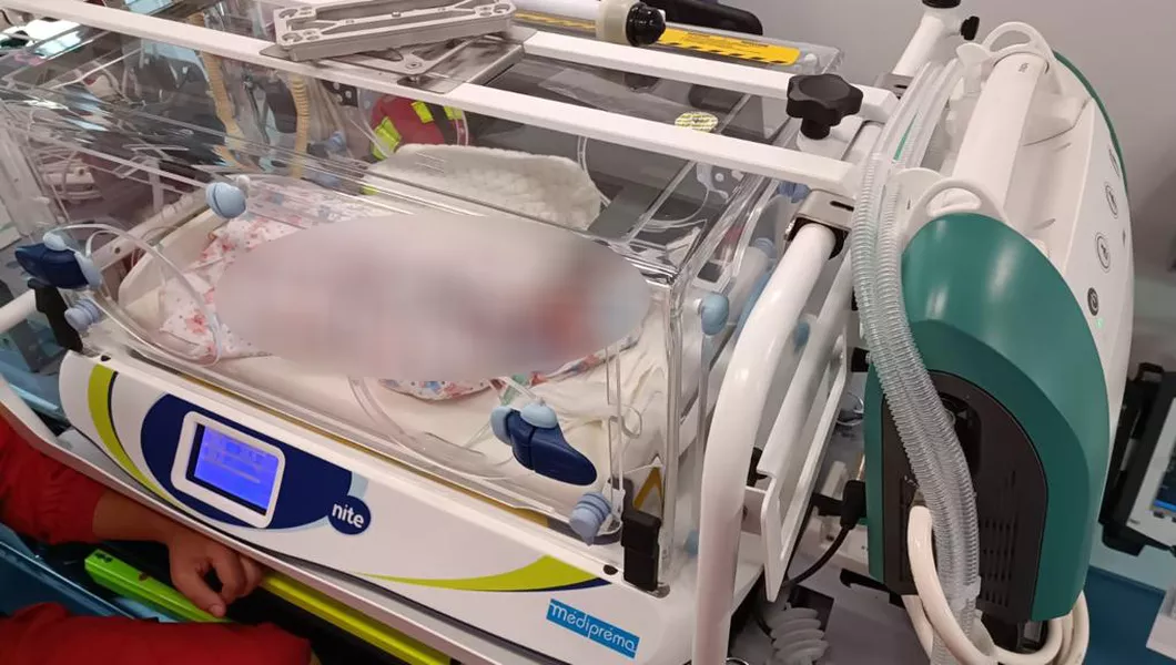 Care este starea de sănătate a celor două fetițe gemene ajunse la Iași