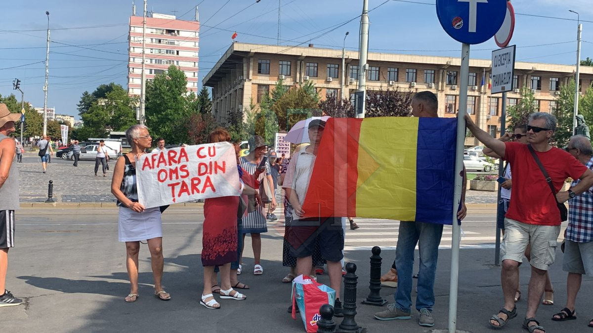 Câțiva protestatari scandează împotriva ministrului Sănătății, Alexandru Rafila, la Iași – FOTO, VIDEO