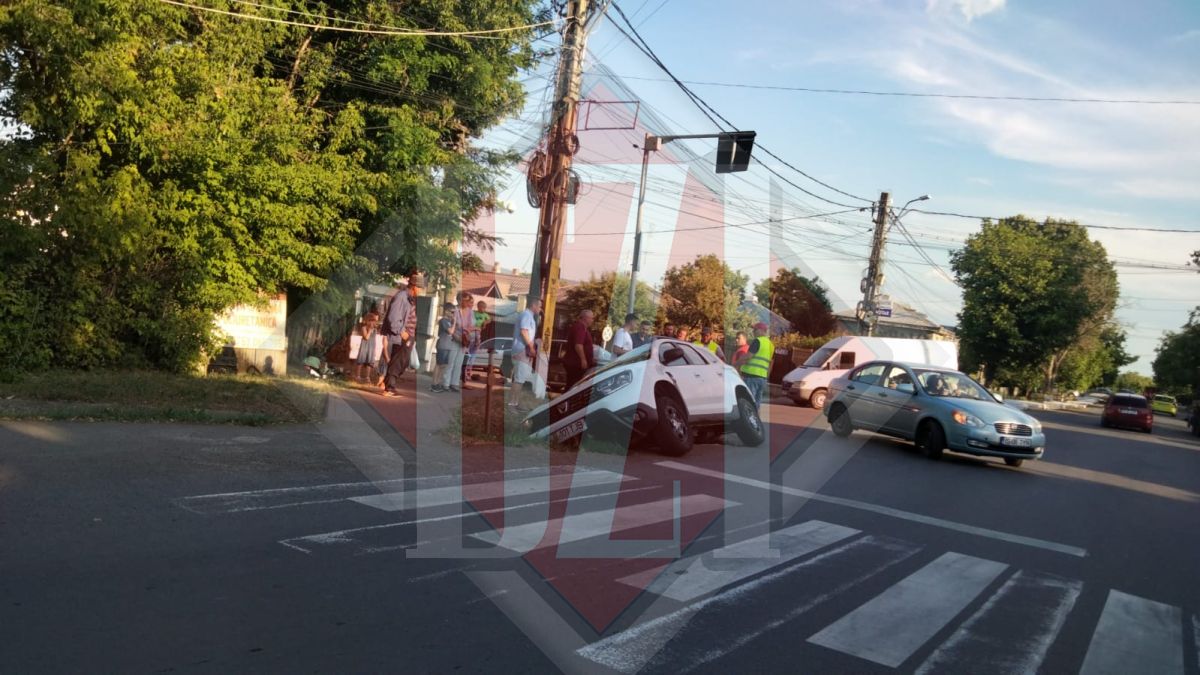 Accident rutier în Lunca Cetățuii. Un șofer a intrat cu mașina într-un șanț – EXCLUSIV, FOTO
