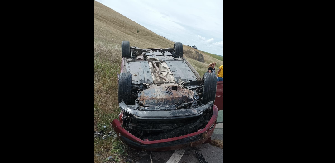 Accident rutier în judeţul Botoşani. O maşină s-a răsturnat, după ce şoferiţa a pierdut controlul volanului – FOTO
