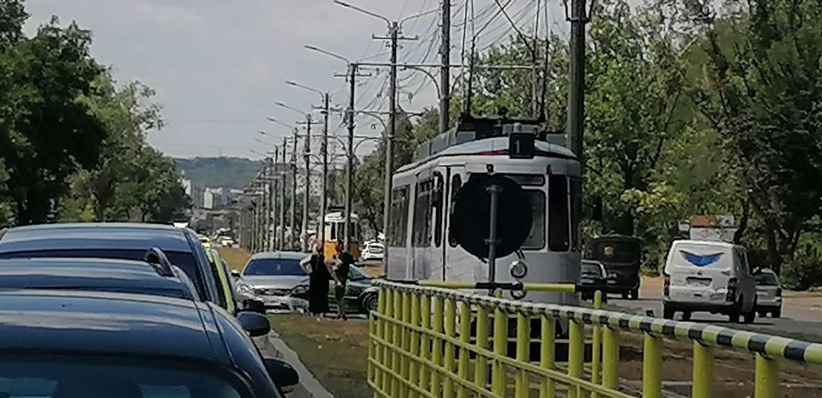 Accident rutier pe Calea Chişinăului. Coliziune între un tramvai şi un autoturism – EXCLUSIV, FOTO