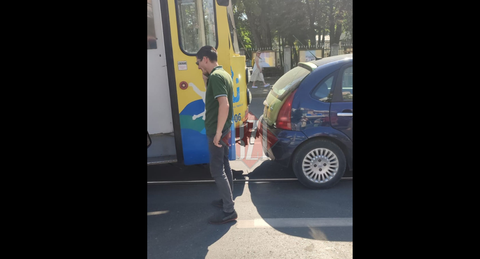 Accident rutier pe bulevardul Carol I. Un autoturism a intrat în coliziune cu un tramvai – EXCLUSIV, FOTO