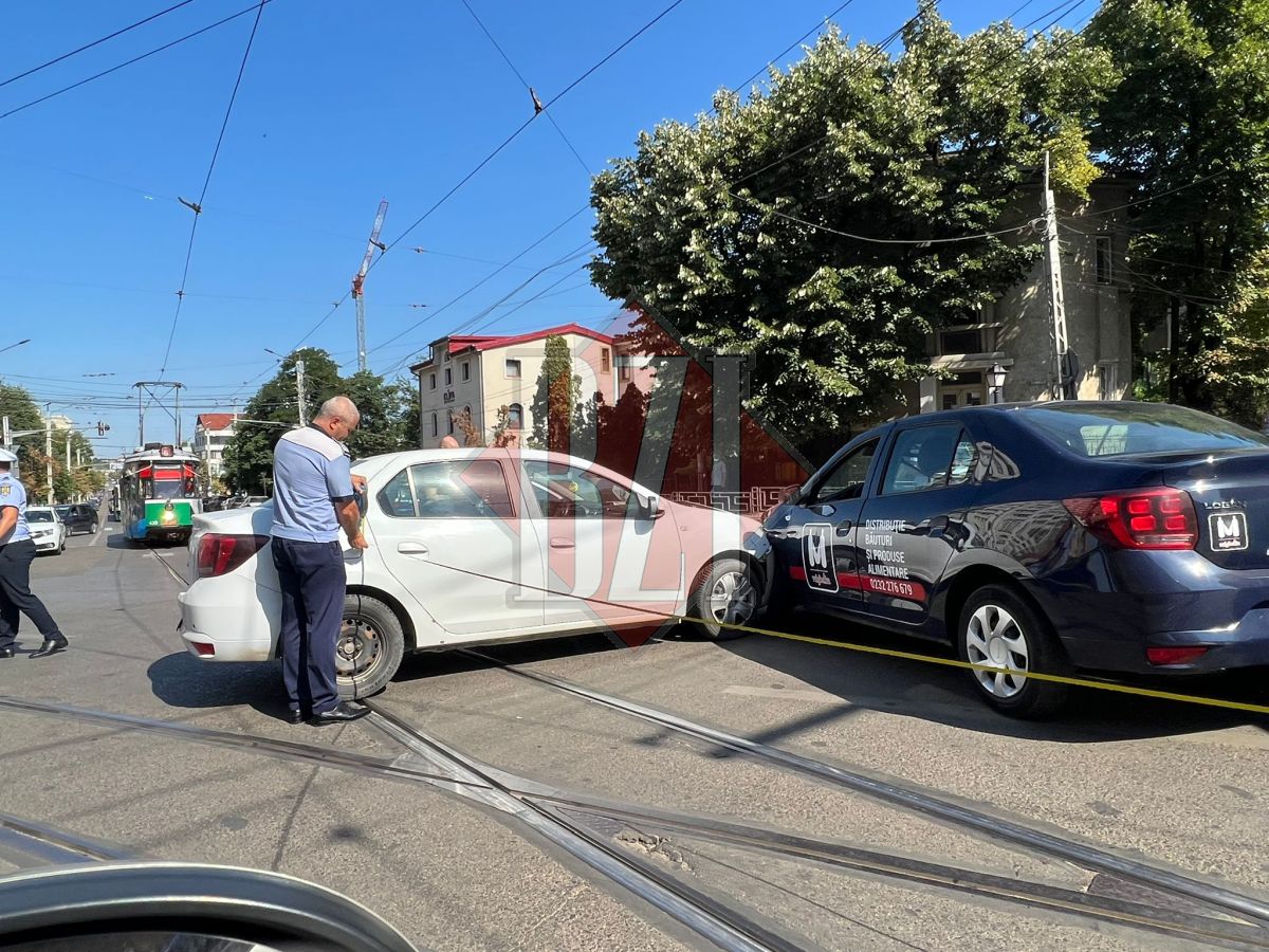 Accident rutier în zona Gării. Circulaţia tramvaielor a fost deviată din cauza unei coliziuni – EXCLUSIV, FOTO