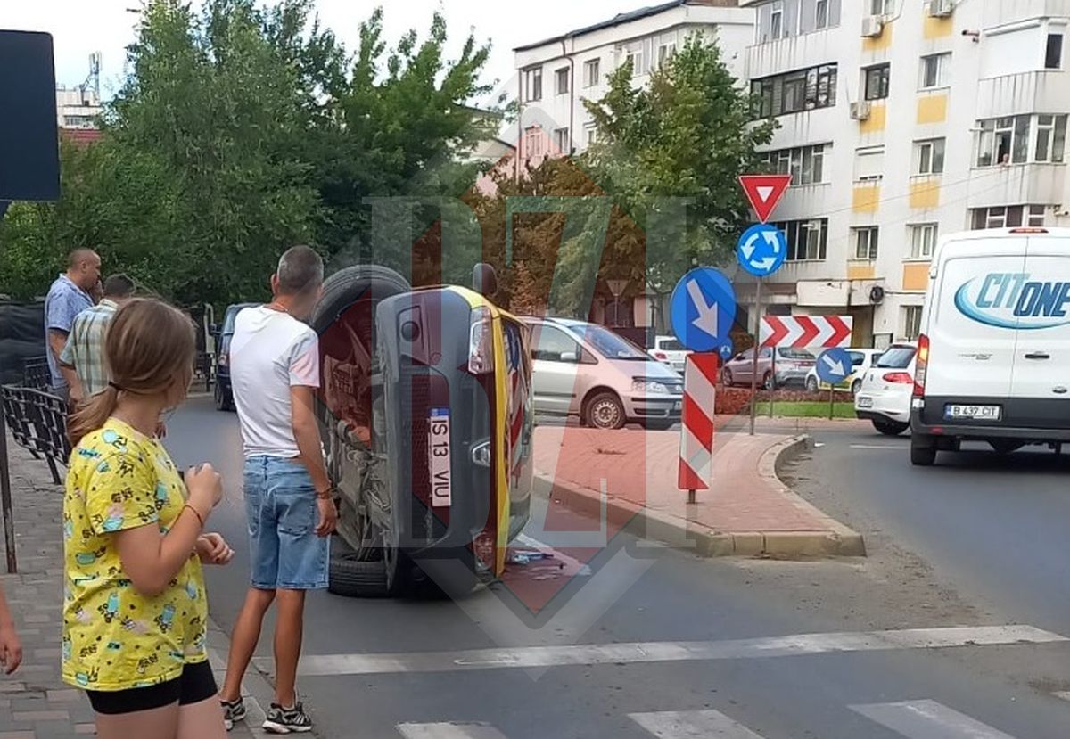 Accident rutier în municipiul Iași. Un taxi s-a răsturnat în sensul giratoriu – EXCLUSIV, FOTO