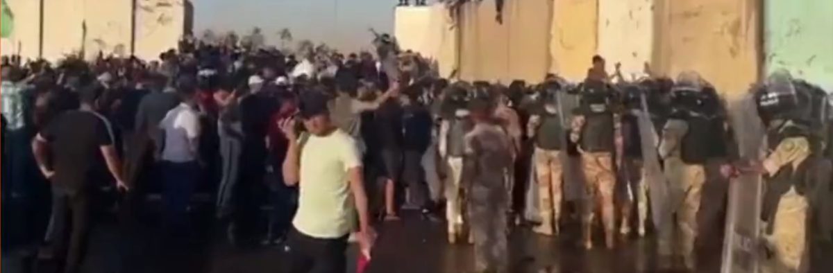 Criză politică în Irak. Manifestanţii au pătruns în „zona verde” şi au invadat Parlamentul de la Bagdad