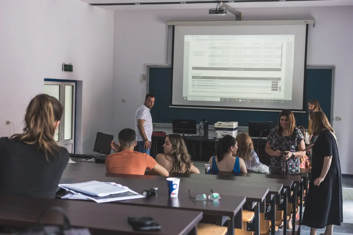 A început sesiunea de vară a admiterii la TUIASI! Zeci de candidați au completat din prima zi formularul de înscriere, ajutați de profesorii universității