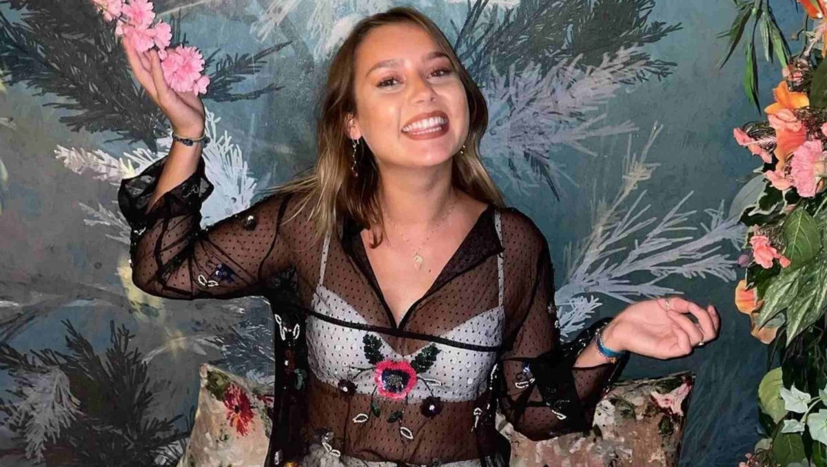 Alexandra Duli a pozat fără sutien pe Instagram. Fosta Războinică poartă o rochiță din plasă