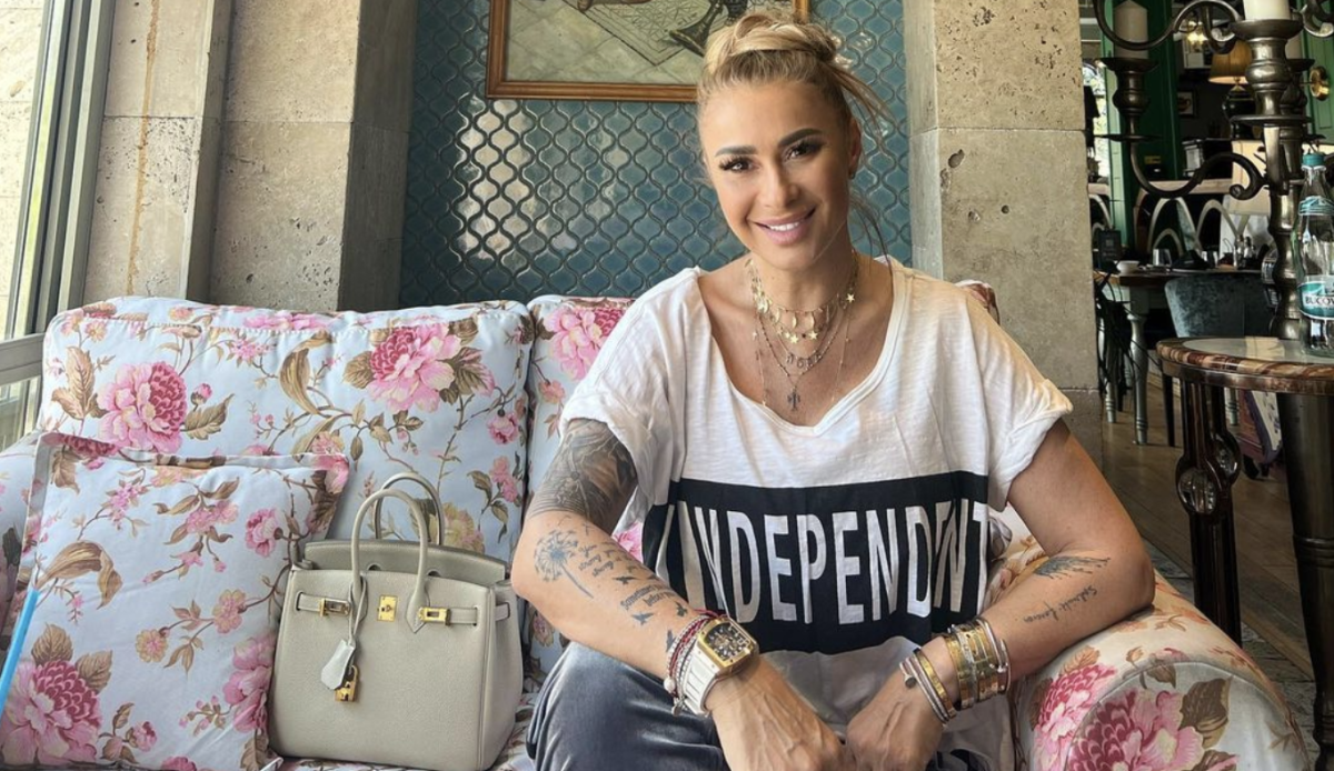 Anamaria Prodan a pozat aproape dezbrăcată în fața clădirii Burj Al Arab. Cu ce bărbat celebru s-a afișat impresara?