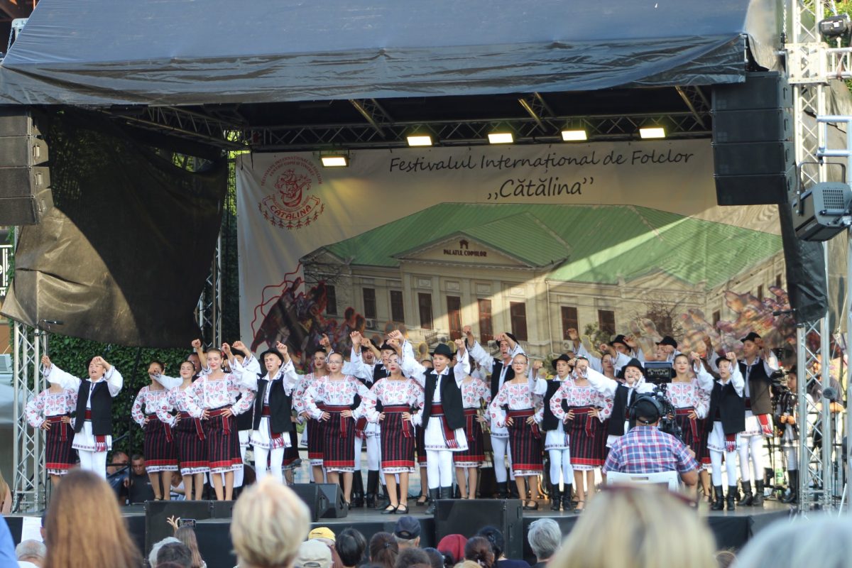 Ansamblul primăriei comunei Coarnele Caprei din Iaşi a obţinut locul al II-lea la Festivalul Internaţional de Folclor „Cătălina” – FOTO