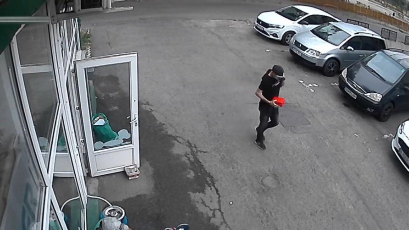 Se oferă recompensă pentru identificarea hoțului ce a spart apartamentul unui bărbat din Bistriţa – VIDEO