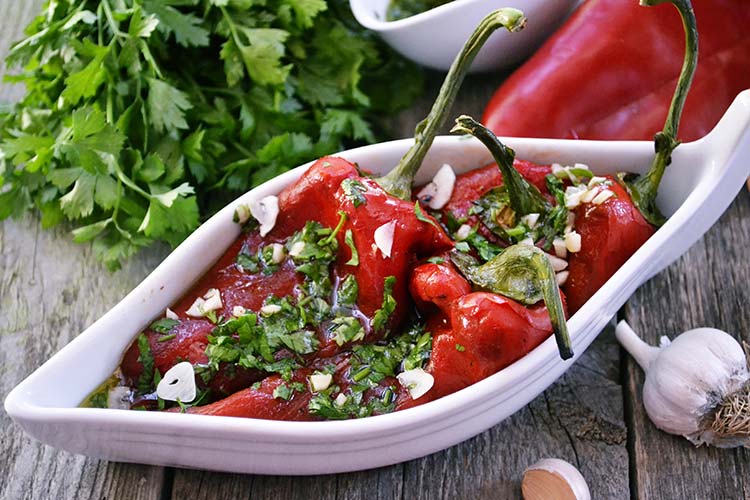 Ardei copți cu sos de roșii, un preparat culinar savuros. O rețetă delicioasă și ușor de făcut