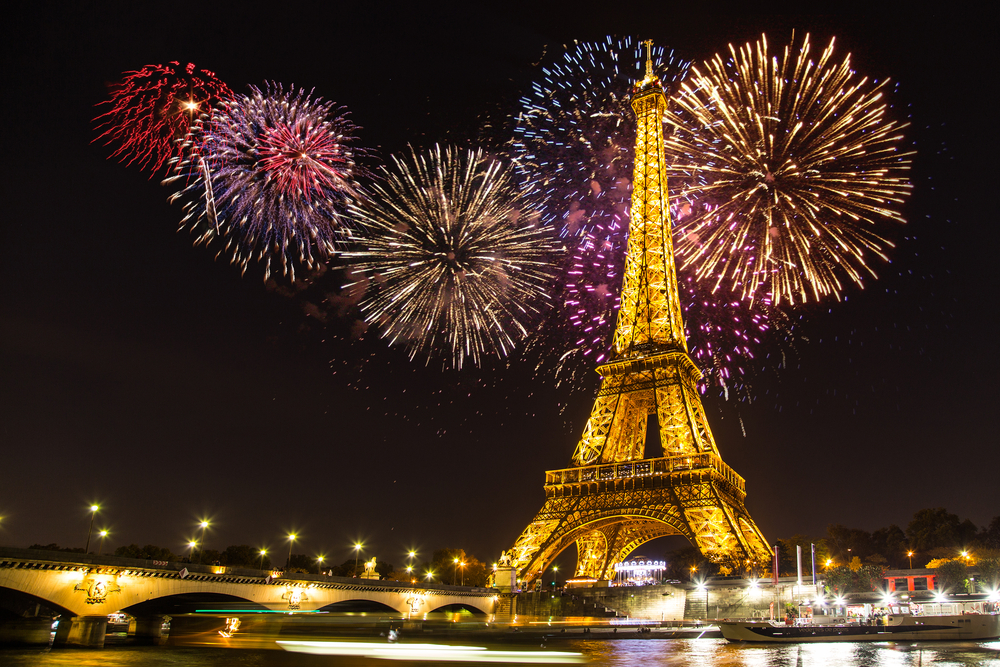 Un băiat de 7 ani şi sora lui de 24 de ani au murit loviți de artificii în Franța, de ziua națională