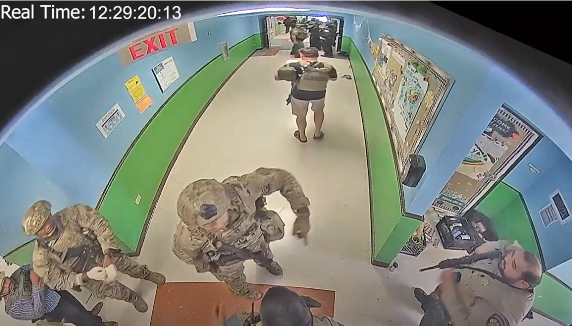 Înregistrările apărute din timpul atacului de la școala din Texas, arată cum polițiștii nu intervin timp de 74 de minute
