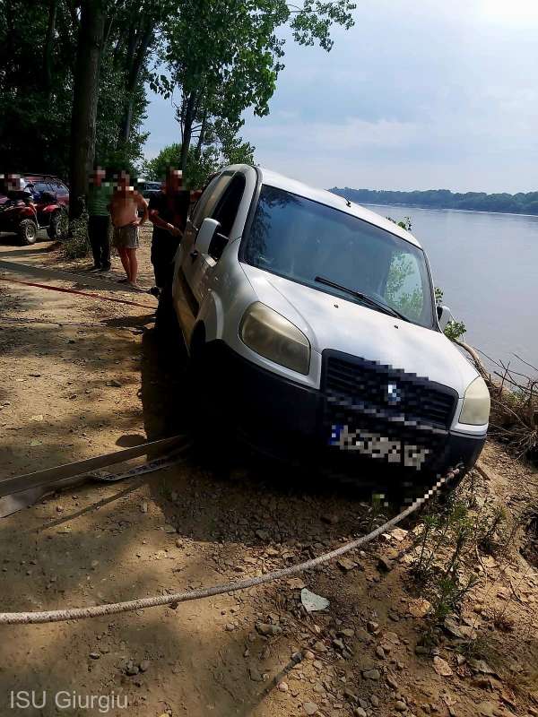 Un şofer era să îşi piardă autoturismul în Dunăre după ce drumul s-a surpat sub roţile mașinii