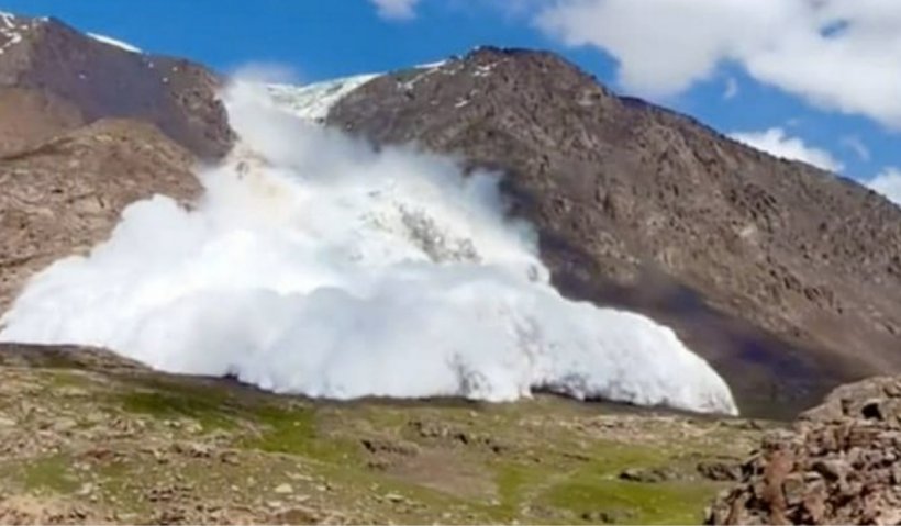 Avalanşă în Kârgâzstan. A fost filmat momentul în care un gheţar s-a prăbuşit – VIDEO