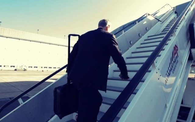 Avionul în care se afla Mircea Geoană nu a mai decolat din cauza unor probleme tehnice. Secretarul general adjunct al NATO urma să ajungă la un eveniment