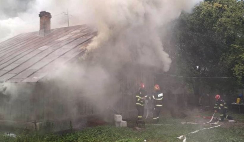 Un bărbat din Botoșani şi-a dat foc la casă, apoi a sunat la 112 şi i-a rugat pe pompieri să vină să o stingă