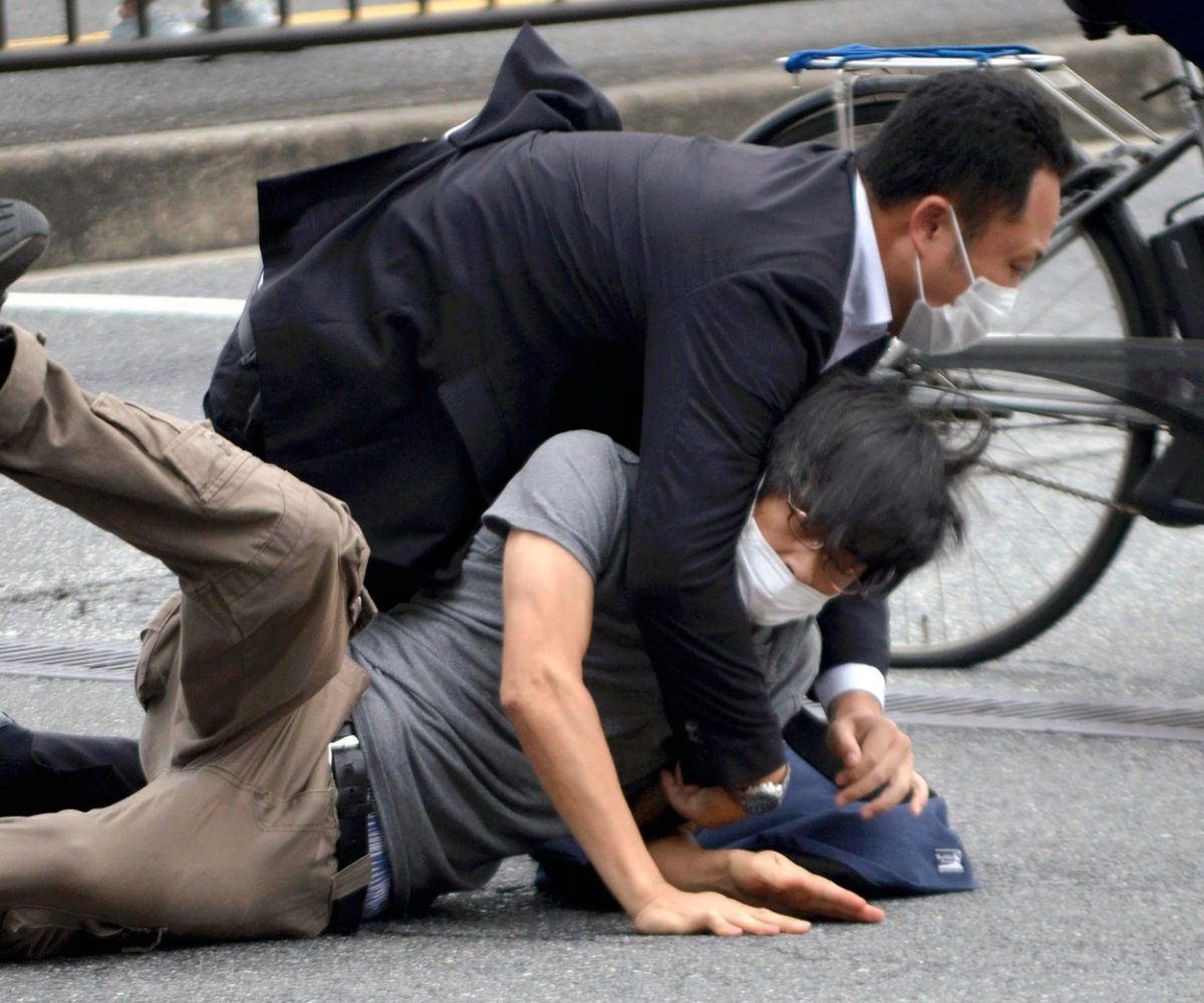 El este bărbatul care l-a împuşcat pe Shinzo Abe, fostul premier al Japoniei. Atacatorul nu a încercat să fugă – FOTO, VIDEO
