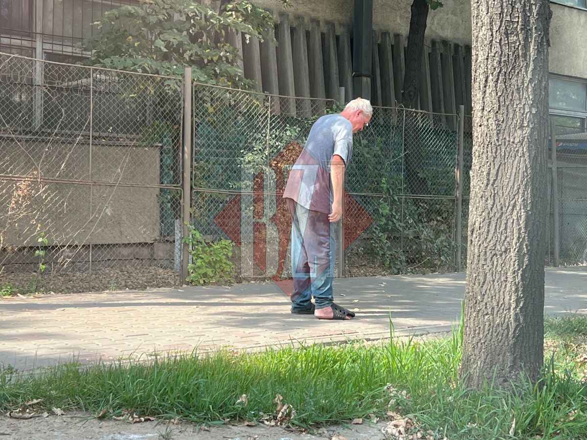 Belea mare! Încearcă să nu râzi! Un ieşean înjură de toţi sfinţii pe un trotuar din Baza 3 din cauza unui șlap buclucaș! – VIDEO