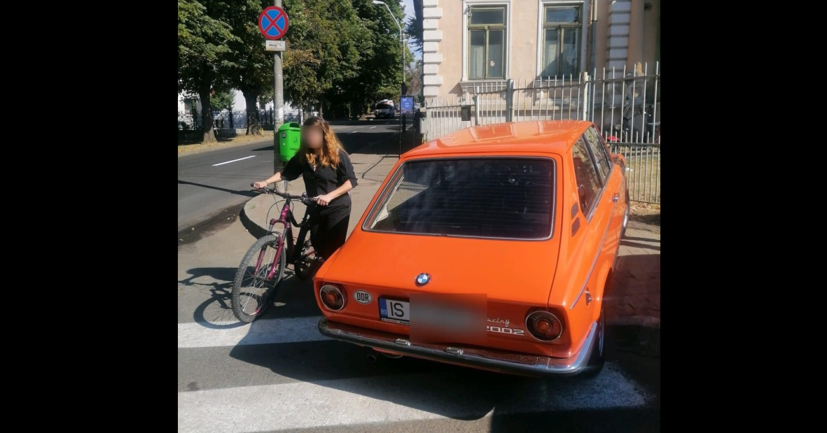 Un BMW de epocă, parcat pe o trecere de pietoni din Iaşi a fost ridicat de Poliţia Locală – FOTO