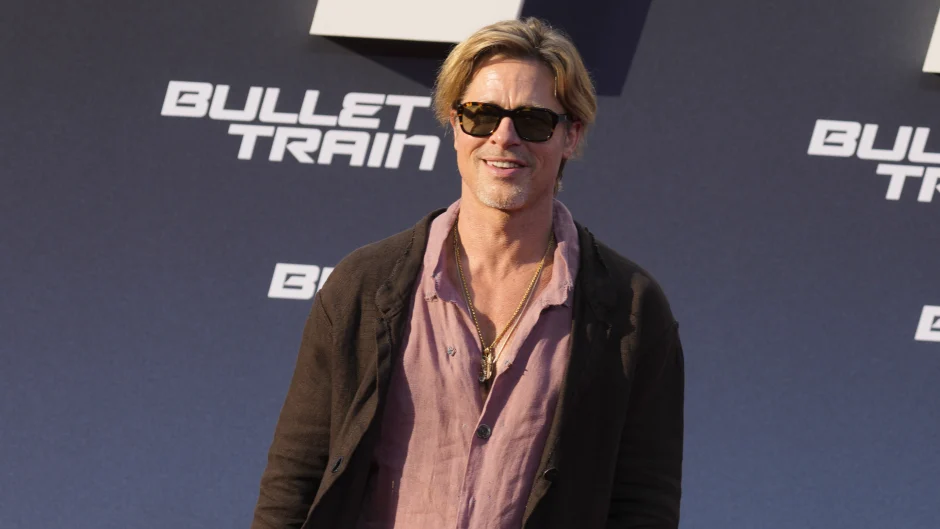 Brad Pitt, în kilt pe covorul roșu. „Cred că e perfect pentru o zi distractivă de vară”. Ce reacție au avut fanii