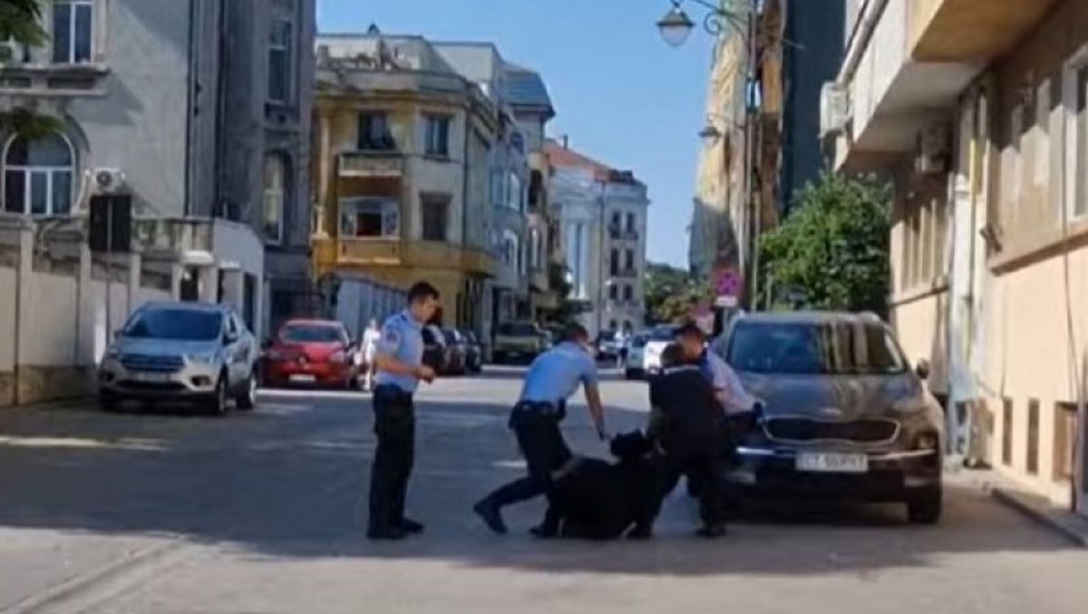 Un călugăr de la Catedrala Arhiepiscopală a fost imobilizat de poliţişti, după ce s-a angajat într-un conflict cu o femeie – VIDEO